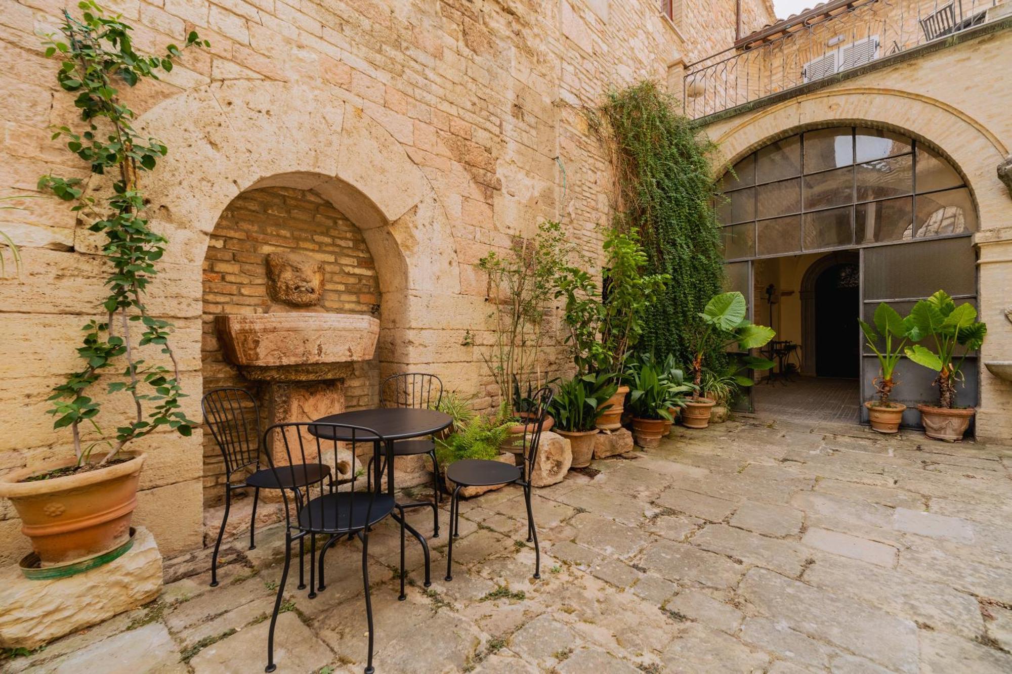 Suite Comunicanti, Tra Antico E Moderno Assise Extérieur photo